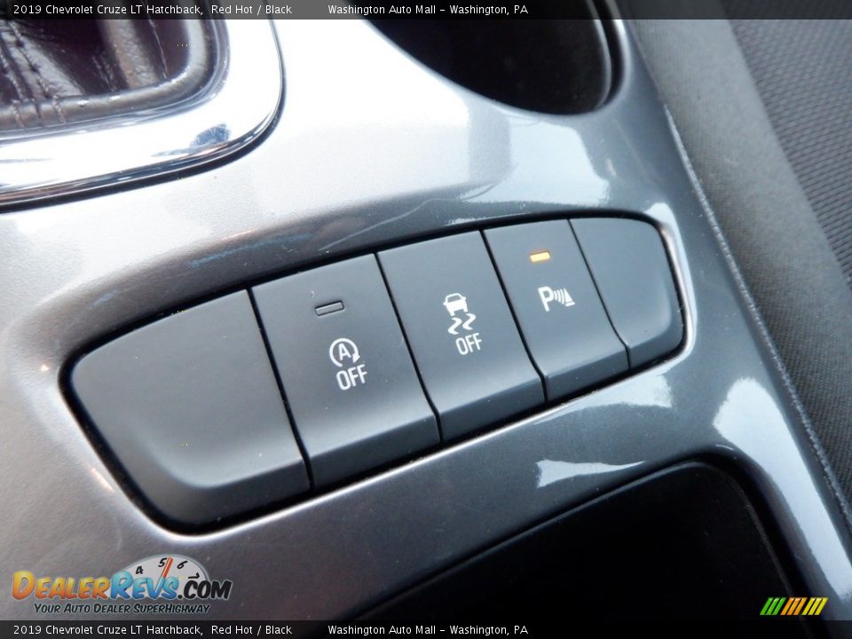 Controls of 2019 Chevrolet Cruze LT Hatchback Photo #18