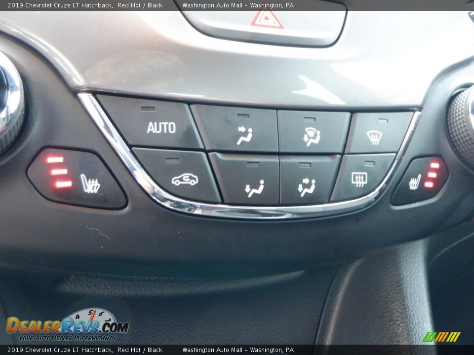 Controls of 2019 Chevrolet Cruze LT Hatchback Photo #21