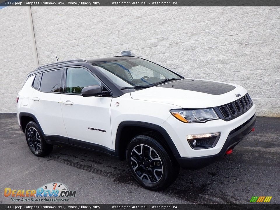 Front 3/4 View of 2019 Jeep Compass Trailhawk 4x4 Photo #1