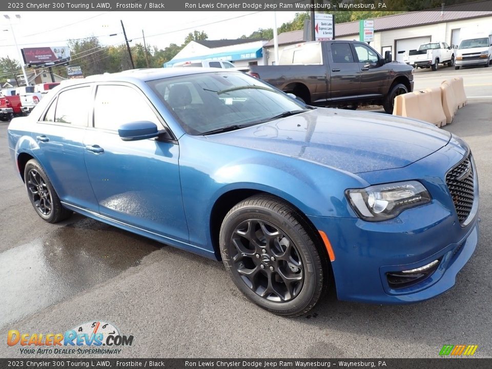 Front 3/4 View of 2023 Chrysler 300 Touring L AWD Photo #8