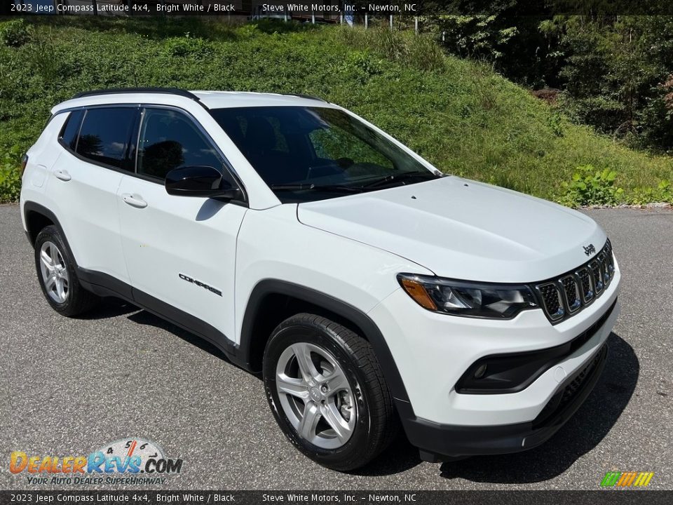 Front 3/4 View of 2023 Jeep Compass Latitude 4x4 Photo #4
