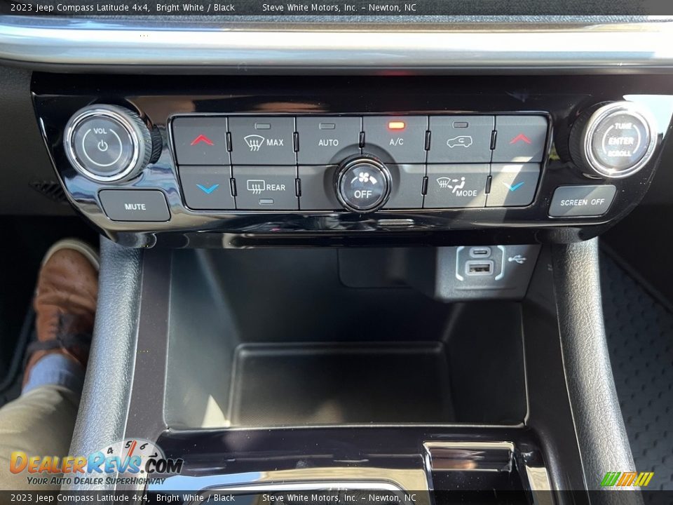 2023 Jeep Compass Latitude 4x4 Bright White / Black Photo #23