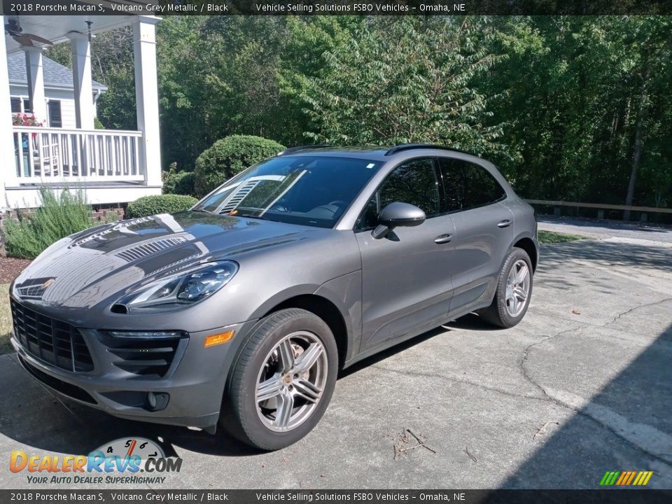 Front 3/4 View of 2018 Porsche Macan S Photo #1