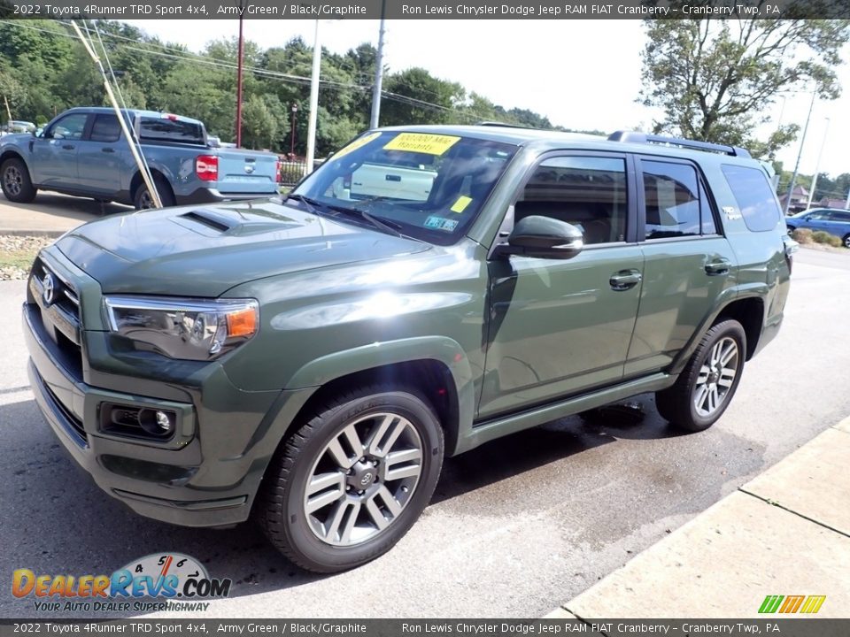 Front 3/4 View of 2022 Toyota 4Runner TRD Sport 4x4 Photo #4