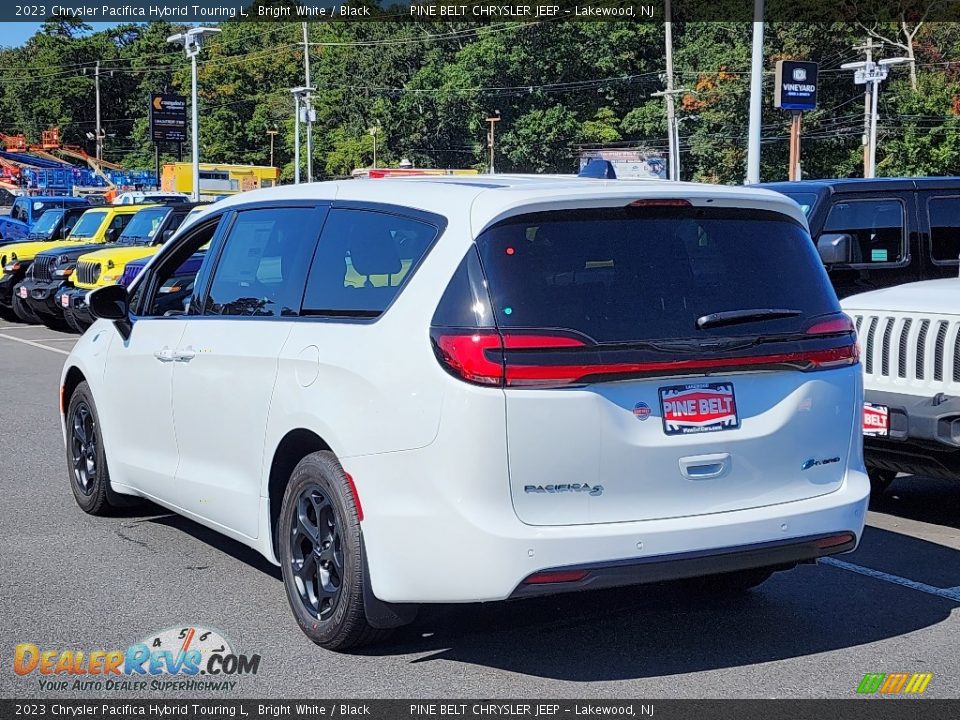 2023 Chrysler Pacifica Hybrid Touring L Bright White / Black Photo #4