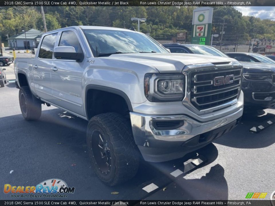 Front 3/4 View of 2018 GMC Sierra 1500 SLE Crew Cab 4WD Photo #4