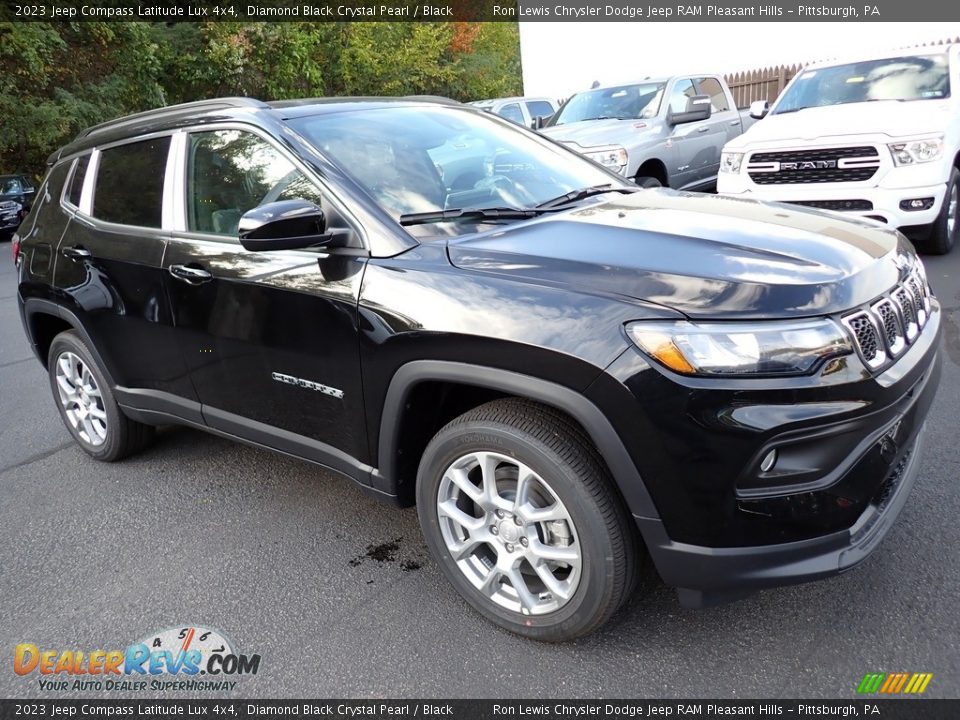 Front 3/4 View of 2023 Jeep Compass Latitude Lux 4x4 Photo #8