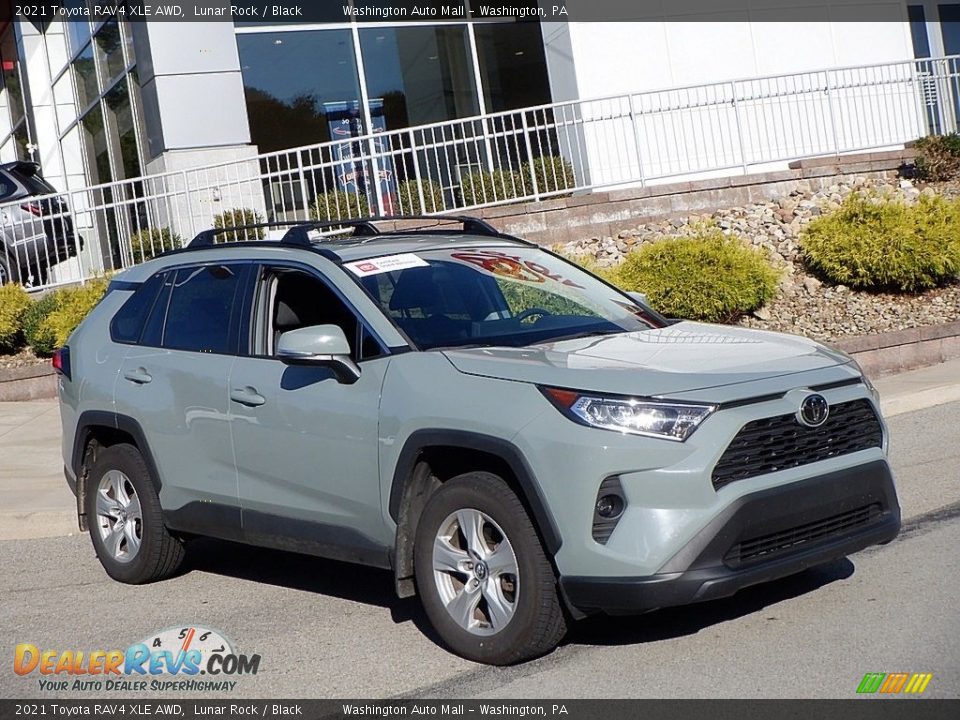 Front 3/4 View of 2021 Toyota RAV4 XLE AWD Photo #1