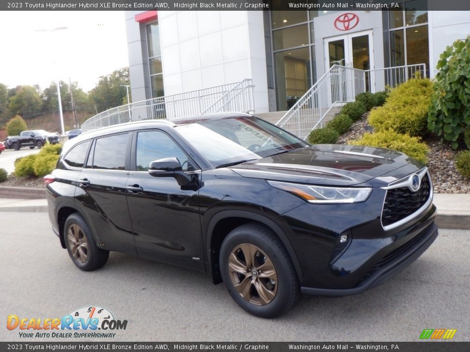 Front 3/4 View of 2023 Toyota Highlander Hybrid XLE Bronze Edition AWD Photo #1