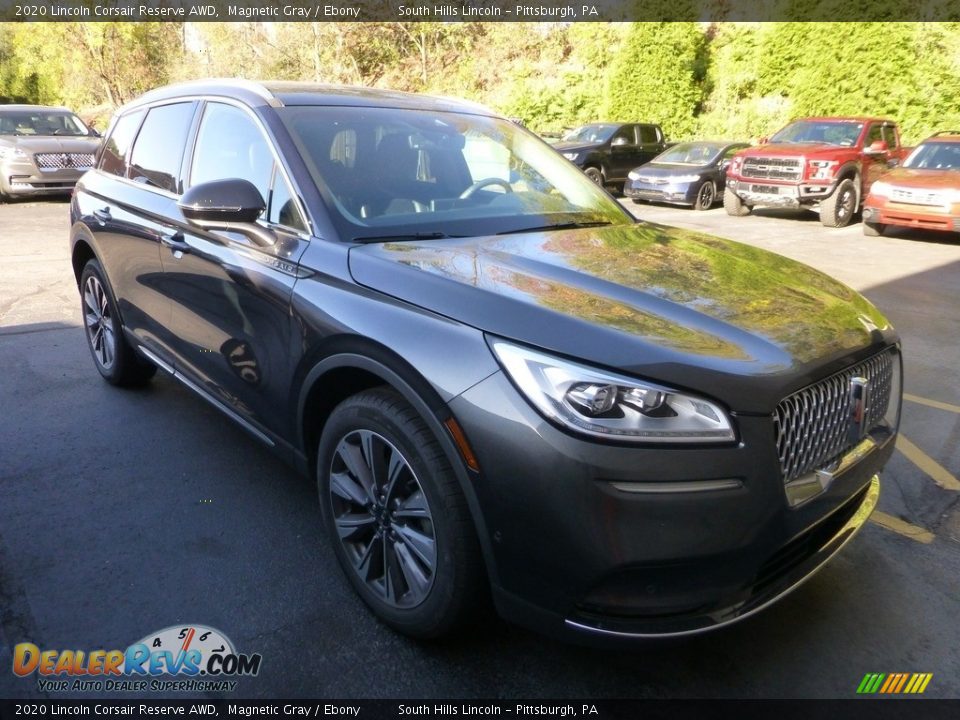 Front 3/4 View of 2020 Lincoln Corsair Reserve AWD Photo #4