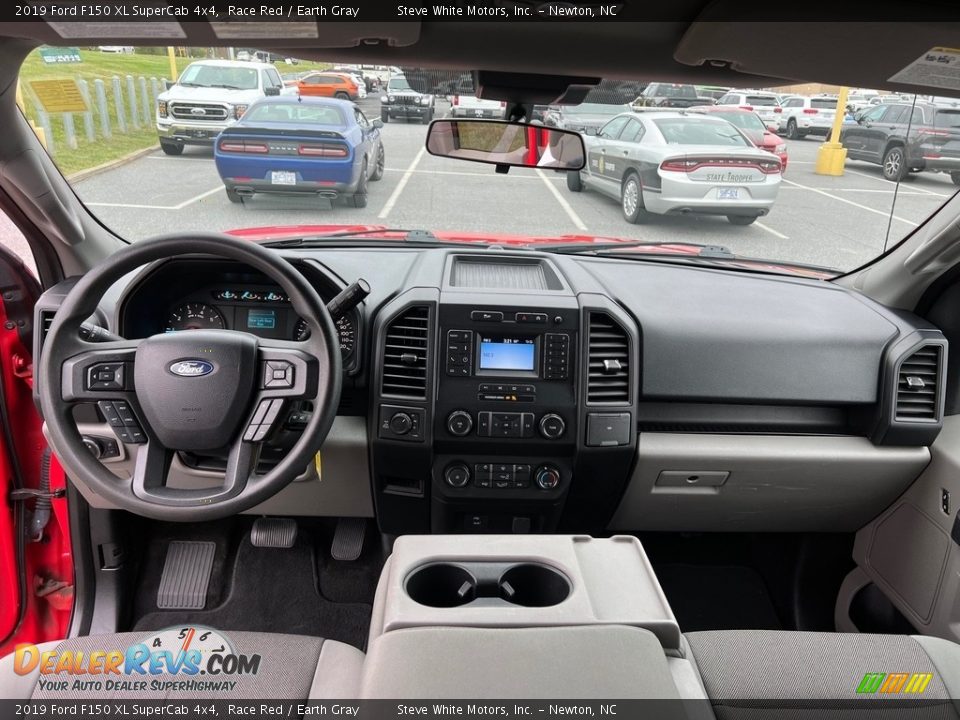 Dashboard of 2019 Ford F150 XL SuperCab 4x4 Photo #20