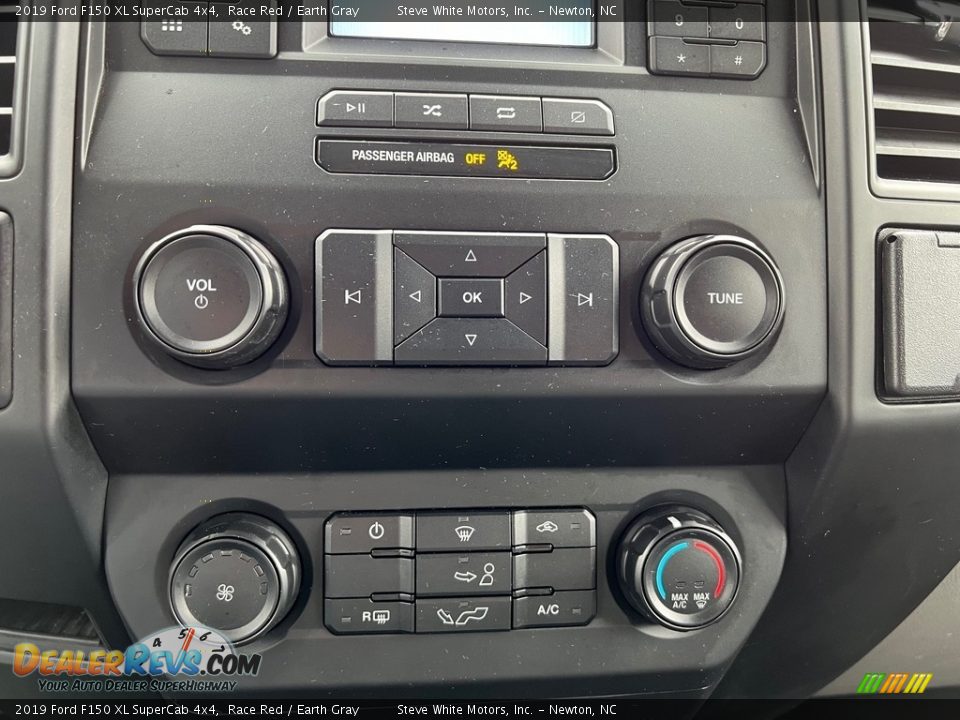 Controls of 2019 Ford F150 XL SuperCab 4x4 Photo #29