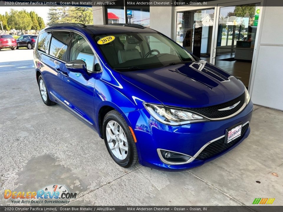 Front 3/4 View of 2020 Chrysler Pacifica Limited Photo #4