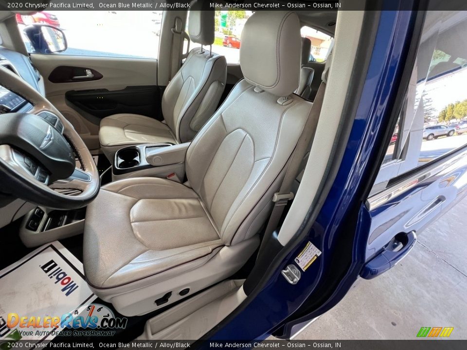 Front Seat of 2020 Chrysler Pacifica Limited Photo #14