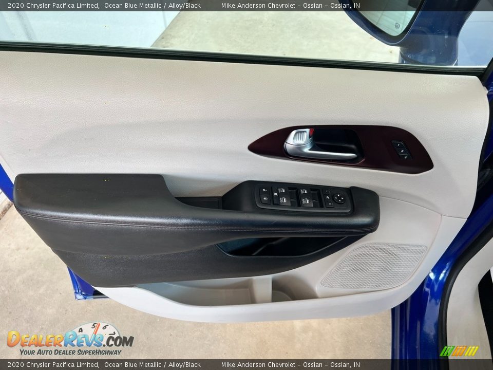 Door Panel of 2020 Chrysler Pacifica Limited Photo #15