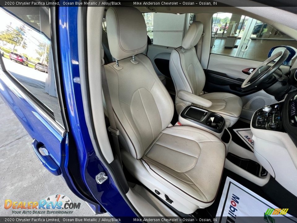 Front Seat of 2020 Chrysler Pacifica Limited Photo #22