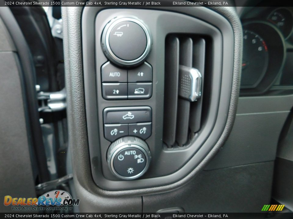 Controls of 2024 Chevrolet Silverado 1500 Custom Crew Cab 4x4 Photo #25