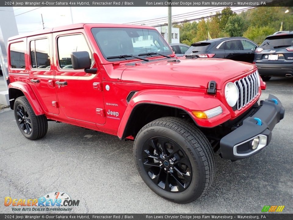 Front 3/4 View of 2024 Jeep Wrangler 4-Door Sahara 4xe Hybrid Photo #8