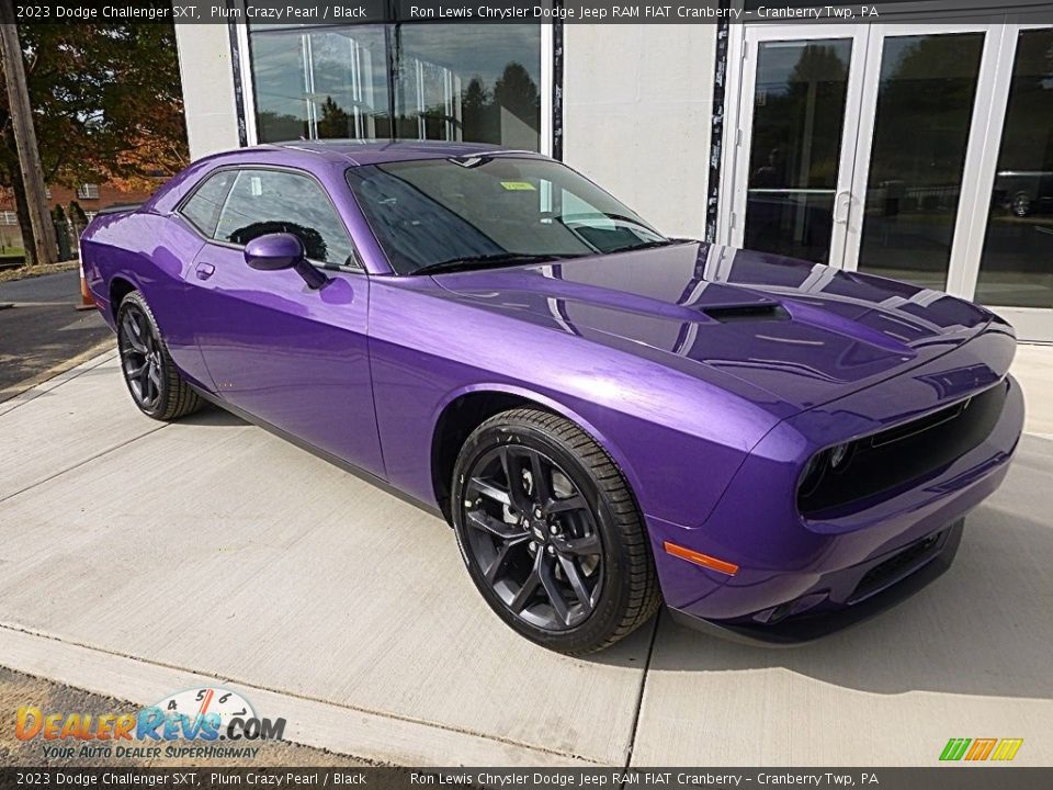 Front 3/4 View of 2023 Dodge Challenger SXT Photo #7