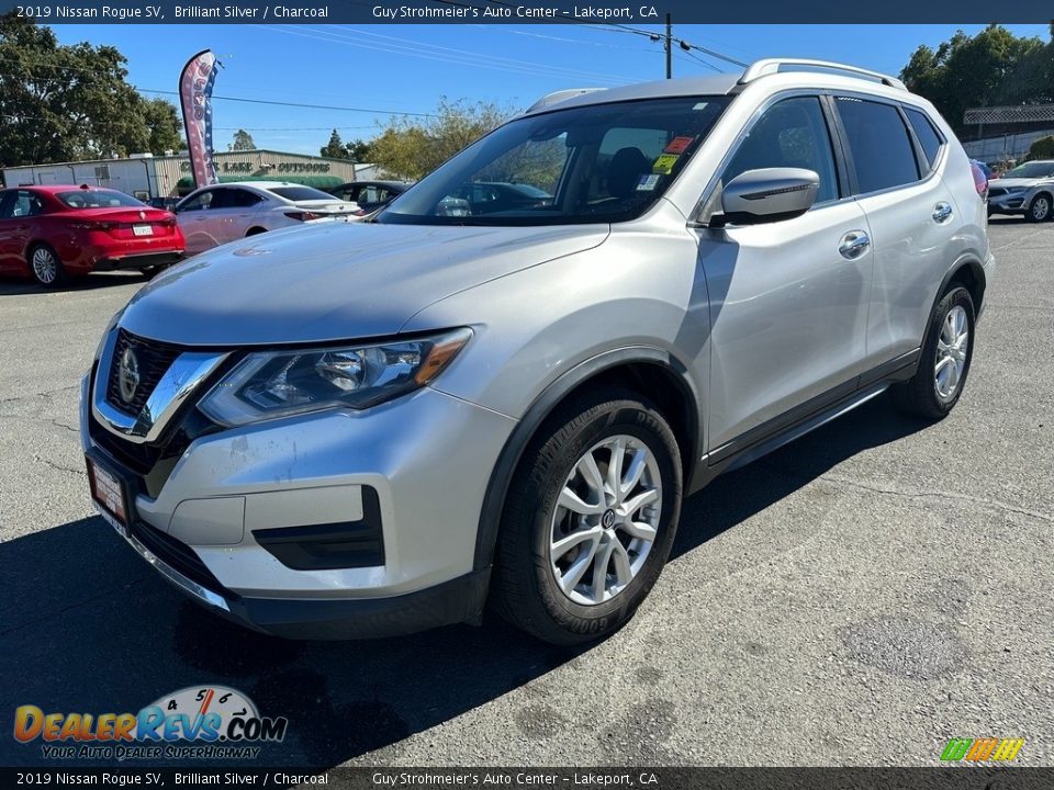 Front 3/4 View of 2019 Nissan Rogue SV Photo #3