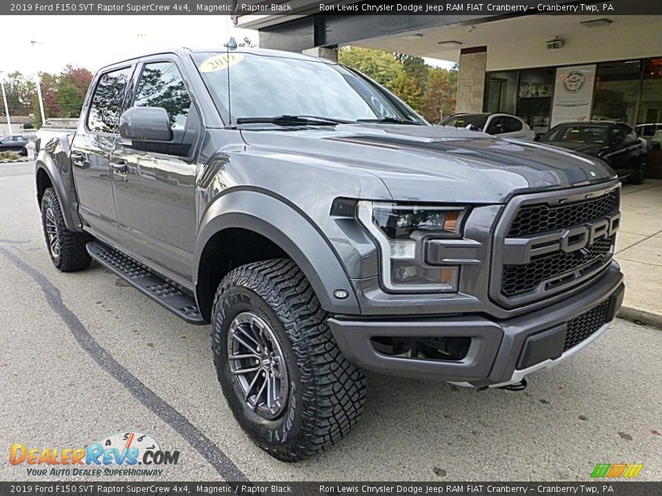 Front 3/4 View of 2019 Ford F150 SVT Raptor SuperCrew 4x4 Photo #8