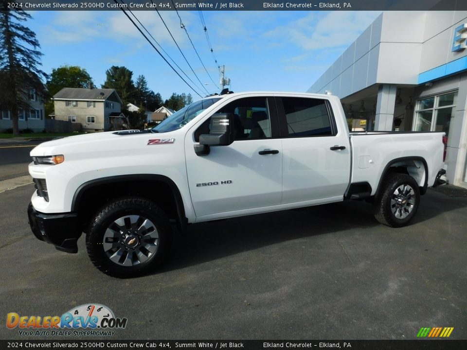 Front 3/4 View of 2024 Chevrolet Silverado 2500HD Custom Crew Cab 4x4 Photo #1