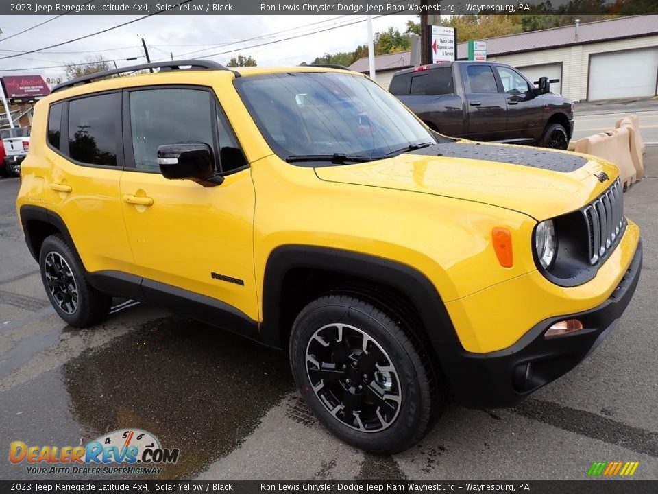 Front 3/4 View of 2023 Jeep Renegade Latitude 4x4 Photo #8