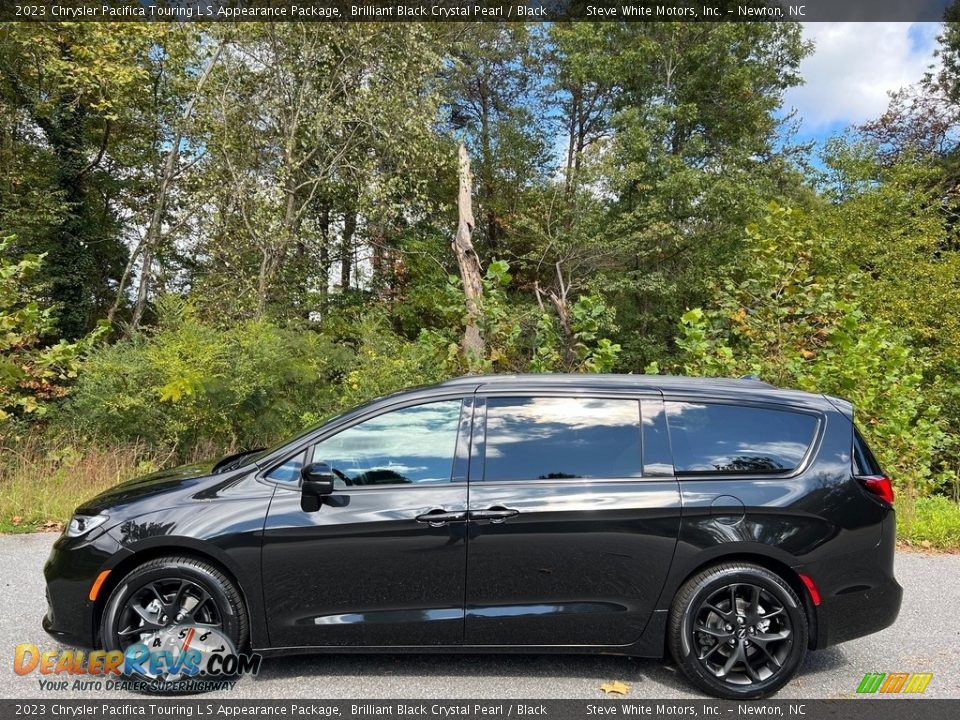 Brilliant Black Crystal Pearl 2023 Chrysler Pacifica Touring L S Appearance Package Photo #1