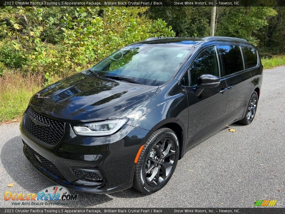 Brilliant Black Crystal Pearl 2023 Chrysler Pacifica Touring L S Appearance Package Photo #2