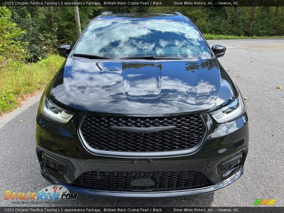 Brilliant Black Crystal Pearl 2023 Chrysler Pacifica Touring L S Appearance Package Photo #3