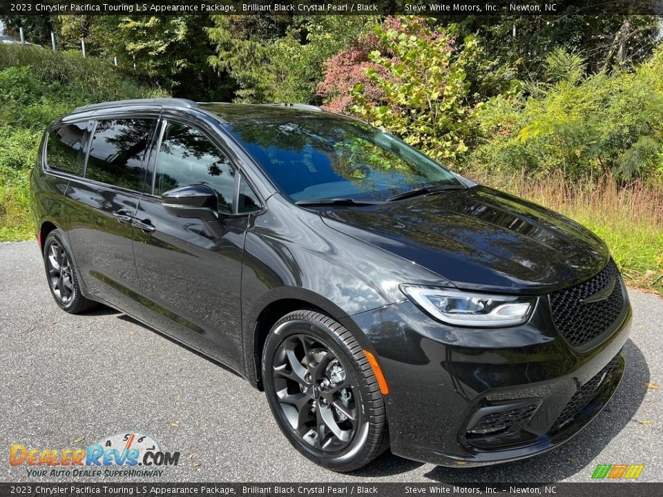 Front 3/4 View of 2023 Chrysler Pacifica Touring L S Appearance Package Photo #4