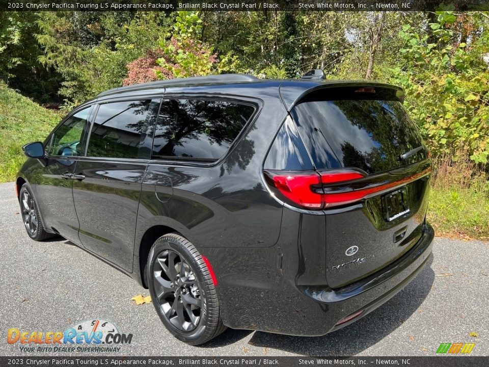 Brilliant Black Crystal Pearl 2023 Chrysler Pacifica Touring L S Appearance Package Photo #8
