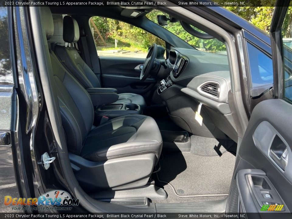 Front Seat of 2023 Chrysler Pacifica Touring L S Appearance Package Photo #18