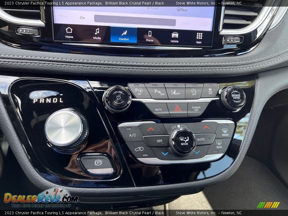 Controls of 2023 Chrysler Pacifica Touring L S Appearance Package Photo #25