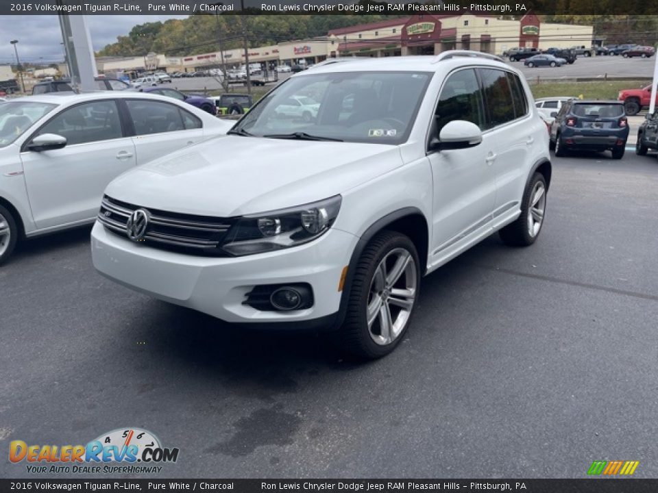 Front 3/4 View of 2016 Volkswagen Tiguan R-Line Photo #5