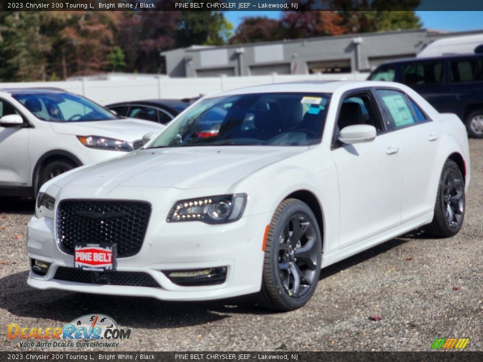 Front 3/4 View of 2023 Chrysler 300 Touring L Photo #1