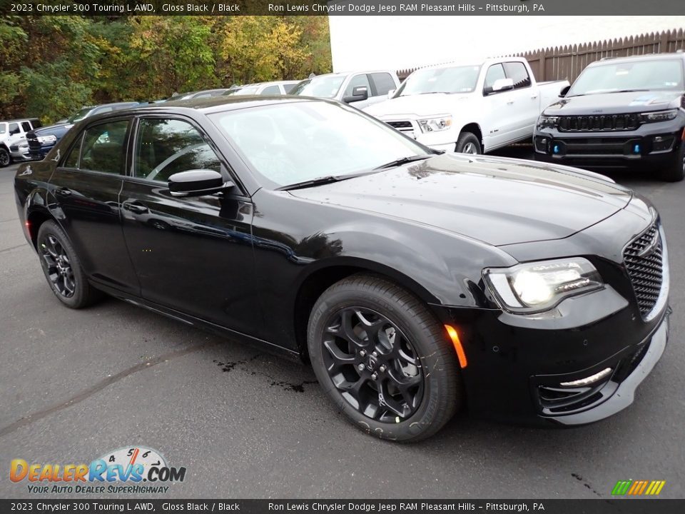 Front 3/4 View of 2023 Chrysler 300 Touring L AWD Photo #8