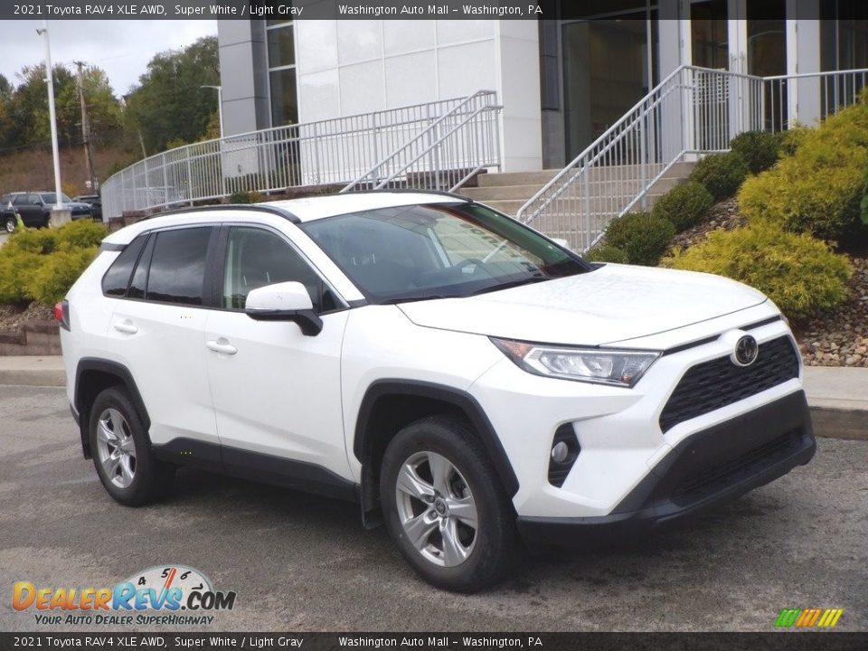 Front 3/4 View of 2021 Toyota RAV4 XLE AWD Photo #1