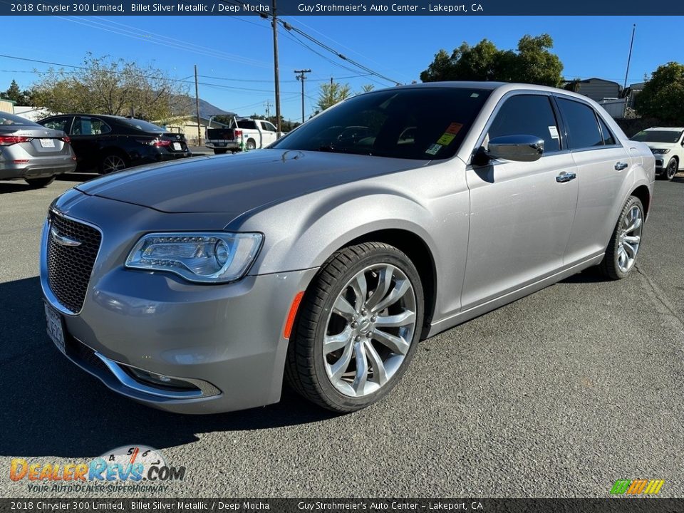 Front 3/4 View of 2018 Chrysler 300 Limited Photo #3