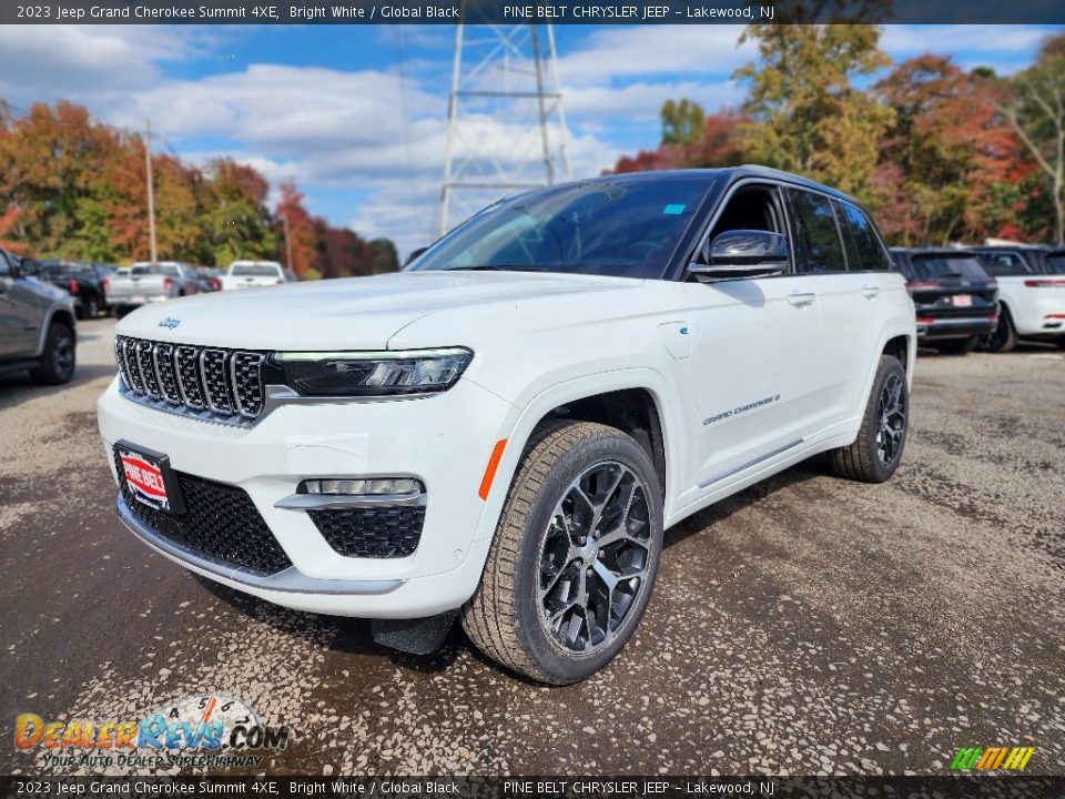 Front 3/4 View of 2023 Jeep Grand Cherokee Summit 4XE Photo #1