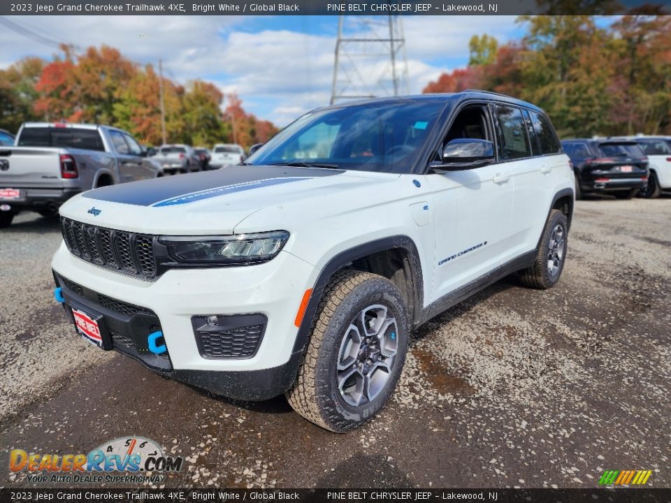 Front 3/4 View of 2023 Jeep Grand Cherokee Trailhawk 4XE Photo #1