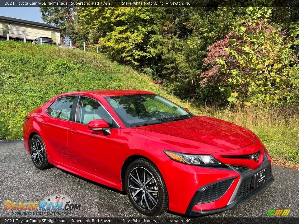Front 3/4 View of 2021 Toyota Camry SE Nightshade Photo #5