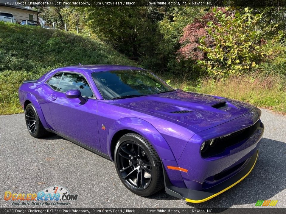 Front 3/4 View of 2023 Dodge Challenger R/T Scat Pack Widebody Photo #4