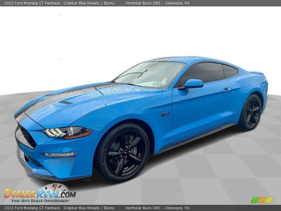 Front 3/4 View of 2022 Ford Mustang GT Fastback Photo #1