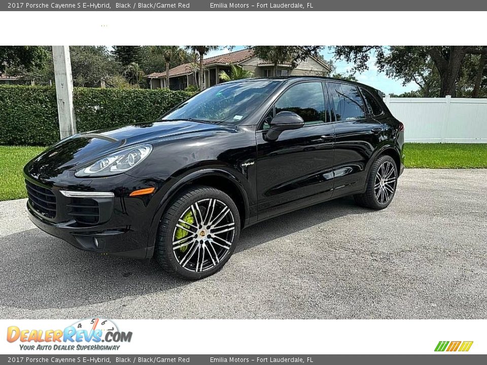 Front 3/4 View of 2017 Porsche Cayenne S E-Hybrid Photo #1