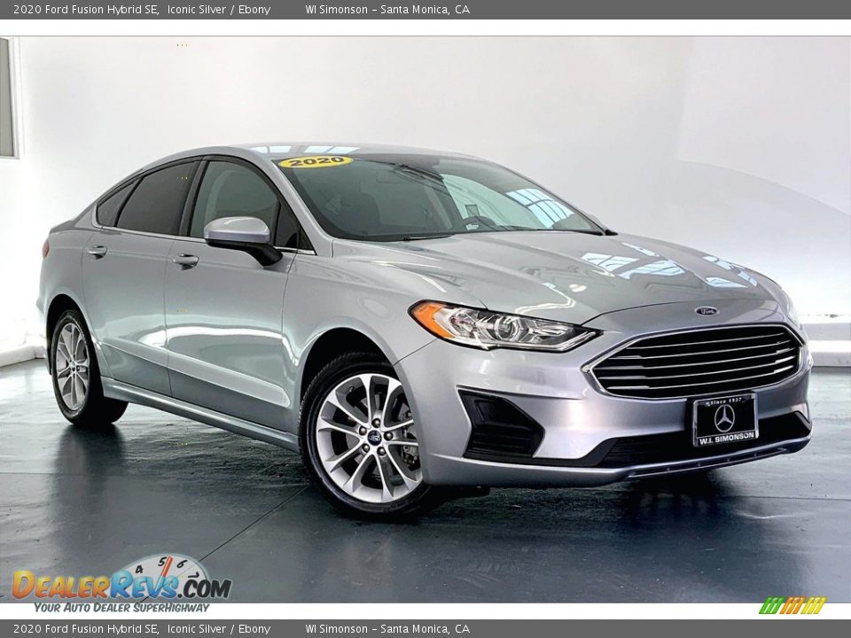 Front 3/4 View of 2020 Ford Fusion Hybrid SE Photo #33