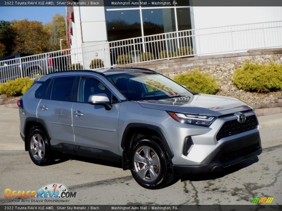 Front 3/4 View of 2022 Toyota RAV4 XLE AWD Photo #1