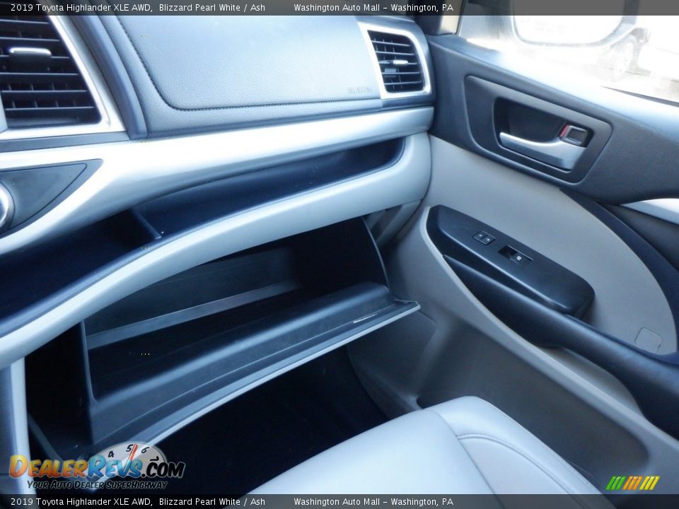 2019 Toyota Highlander XLE AWD Blizzard Pearl White / Ash Photo #28