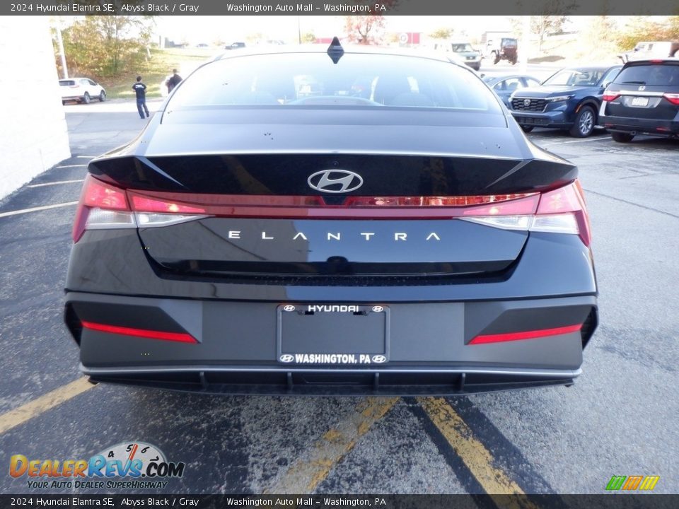 2024 Hyundai Elantra SE Abyss Black / Gray Photo #5
