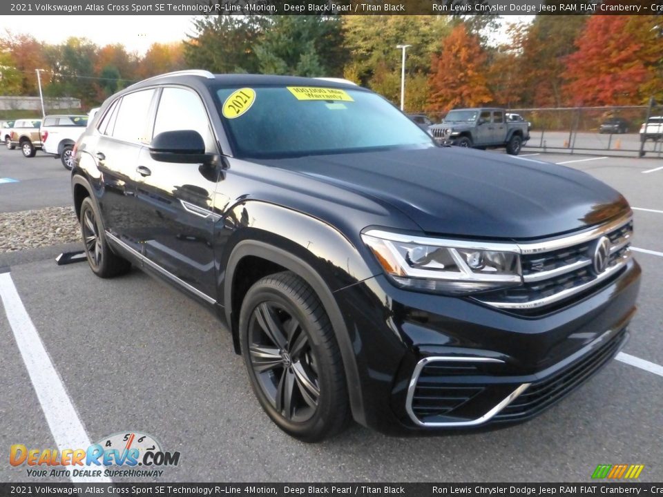 Front 3/4 View of 2021 Volkswagen Atlas Cross Sport SE Technology R-Line 4Motion Photo #5